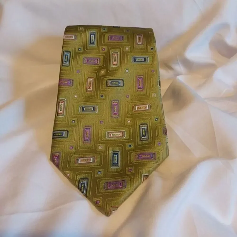 Steve Harvey Men's Hand Made Stylish Workwear Geometric Designer Green Silk Tie.